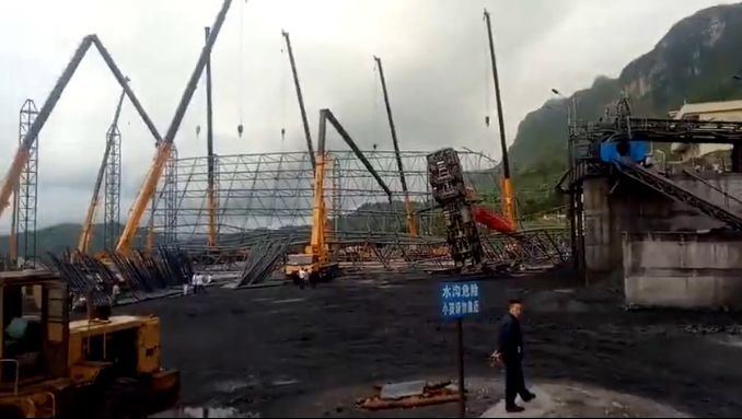 網架結構多機抬吊導致兩吊車折臂,一臺側翻
