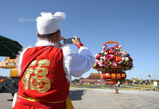 慶十一迎國(guó)慶，大型鋼結(jié)構(gòu)花籃亮相天安門廣場(chǎng)